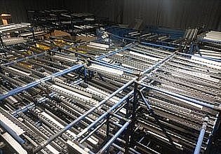 Spádový regál válečkový